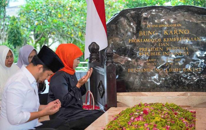 Khofifah-Emil Kenang Sosok Bung Karno dan Kedekatannya dengan Ulama NU