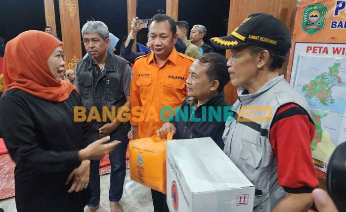 Gubernur Khofifah Serahkan Bantuan dan Siapkan Relokasi Hunian saat Tinjau Longsor di Trenggalek Gubernur Khofifah Serahkan Bantuan dan Siapkan Relokasi Hunian saat Tinjau Longsor di Trenggalek