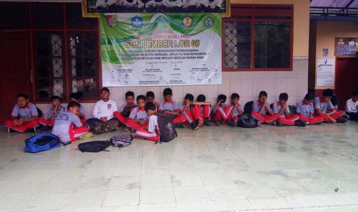 Siswa SDN Jember Lor 5 Kebanjiran, Akibat Tembok Pasar Ambruk