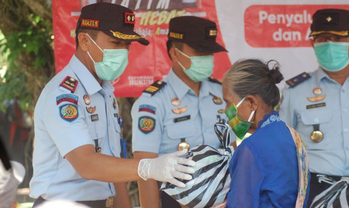 Rutan Kelas II B Trenggalek Bagi-bagi Sembako untuk Warga Terdampak Covid-19