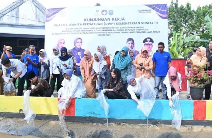 Giatkan Program Kinasih, Novita Ajak Fatma dan Intan Tebar Benih Ikan di Sungai Kelurahan Surodakan Giatkan Program Kinasih, Novita Ajak Fatma dan Intan Tebar Benih Ikan di Sungai Kelurahan Surodakan