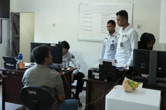 Imigrasi Kediri Serah Terima WN Filipina Pelanggar Hukum Keimigrasian ke Rumah Detensi Surabaya Imigrasi Kediri Serah Terima WN Filipina Pelanggar Hukum Keimigrasian ke Rumah Detensi Surabaya
