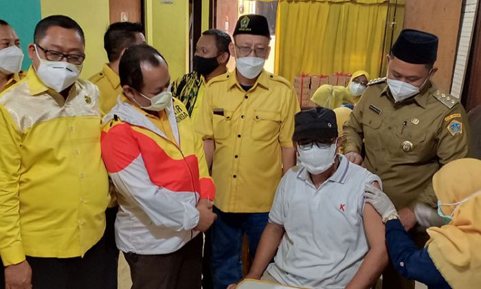 Untuk 1.000 Orang, Vaksinasi Massal di Golkar Gresik Dihadiri Bupati Gus Yani dan Ketua DPD Jatim