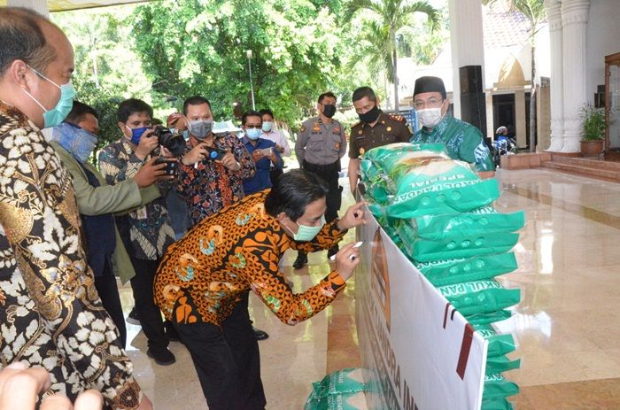 Peduli Pandemi Corona, Pondok Tjandra Sumbang 20 Ton Beras ke Pemkab Sidoarjo