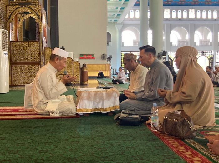 Luar Biasa! WN Inggris dan Pemuda asal NTT Ikrar Syahadat di Masjid Al Akbar Surabaya