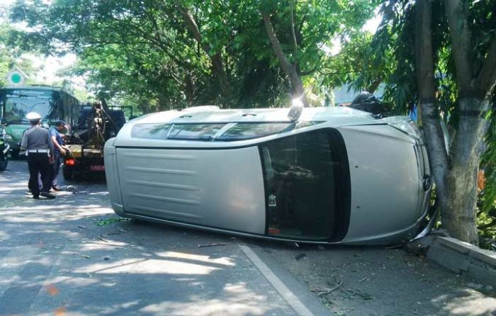Penyebab Innova Terguling di Raya Gading Pasuruan karena Sopir Mengantuk