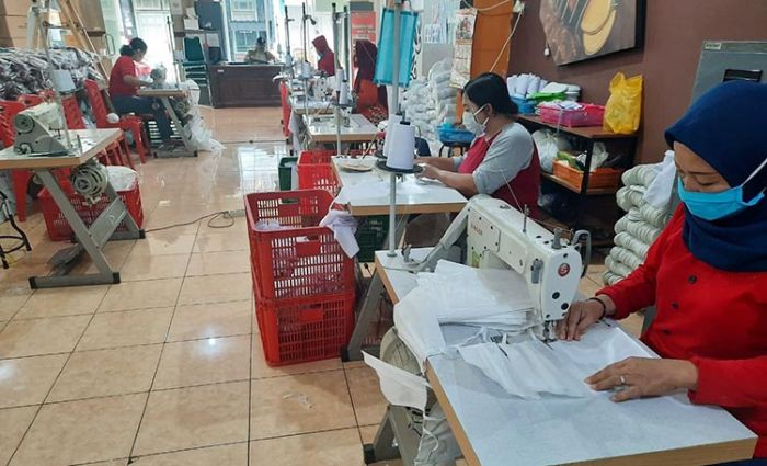 Pemkot Surabaya Berdayakan UMKM Produksi Ribuan Masker dan APD