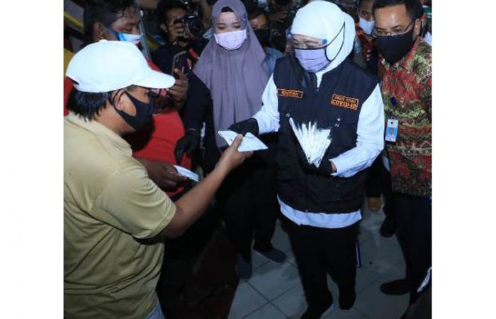 ​Gubernur Khofifah Bagikan 2 Juta Masker Pemberian Presiden Jokowi untuk Warga Surabaya