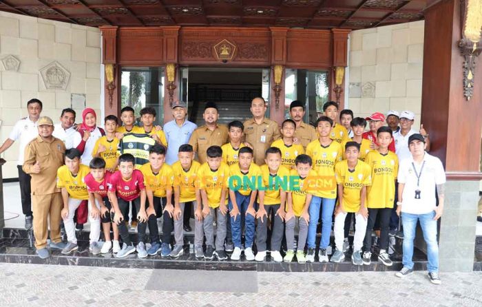 Bupati Gresik Lepas Kesebelasan U-13 dan U-15 Piala Soeratin di Banyuwangi
