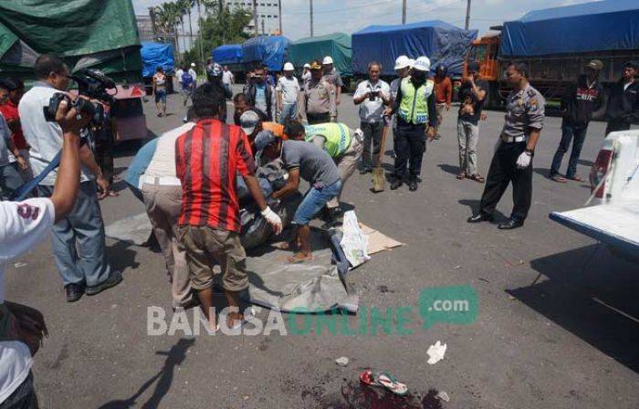 Nyenyak Tidur di Bawah Truk, Sopir di Jombang Remuk Dilindas Rekannya Sendiri