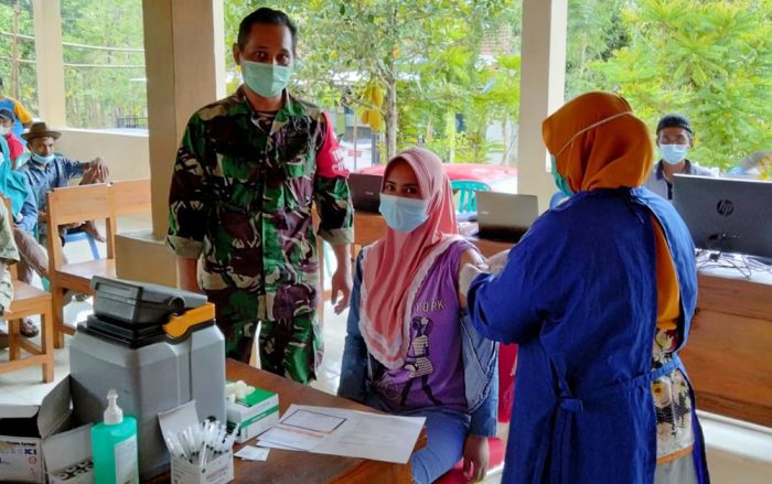Sukseskan Program Vaksinasi, Satgas Covid-19 Kecamatan Montong Dampingi Warga untuk Vaksin