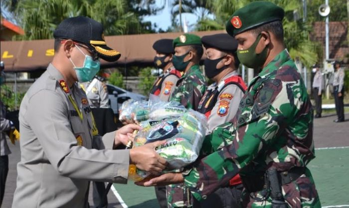 Peduli Warga Terdampak Covid-19, Polres Batu Bagikan 2.000 Paket Sembako