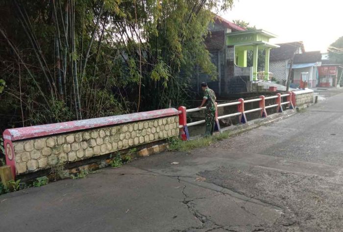 BPBD Mojokerto Bersama Warga Bersihkan Jalan Usai Diterjang Banjir