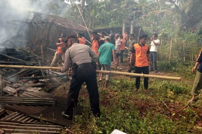 Lupa Matikan Setrika, Rumah di Sine Ngawi Ludes Terbakar