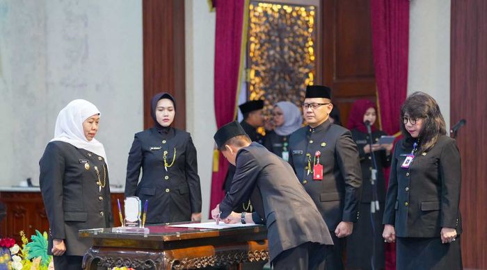 Gubernur Khofifah Lantik 128 Kepala Sekolah SMA, SMK, dan SLB Negeri