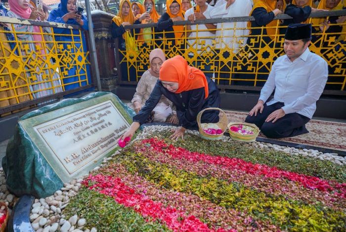 Isi Hari Tenang Kampanye, Khofifah-Emil Ziarah ke Makam KH Hasyim Asy’ari dan Gus Dur