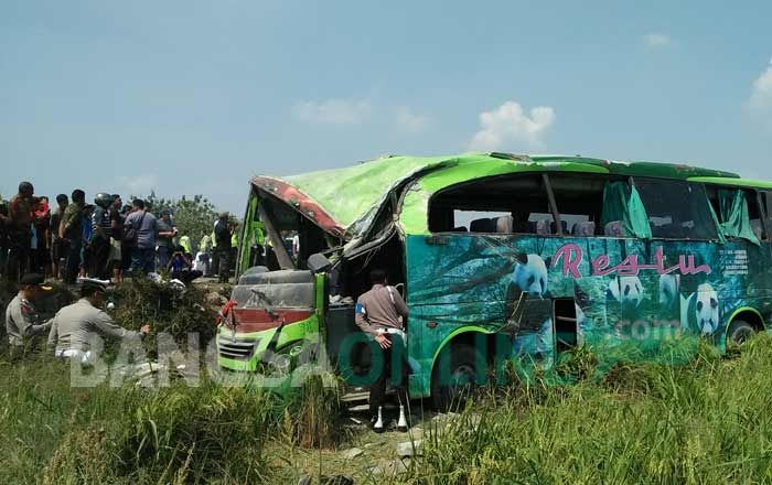 Bus Restu Terguling di Ring Road Mojoagung, 1 Tewas