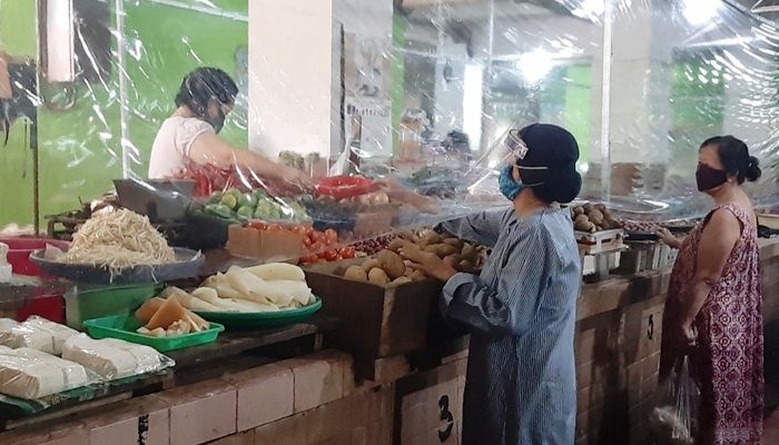 Wujudkan Pasar Tangguh, Puluhan Pasar Tradisional di Surabaya Dilengkapi Tirai Plastik