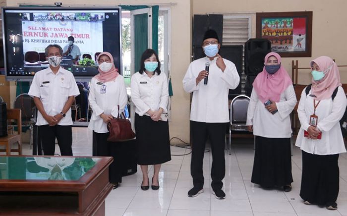 Tinjau Vaksinasi Pelajar di SMA Negeri 2 Pasuruan, Gus Ipul Ajak Siswa Terapkan Pola Hidup Sehat