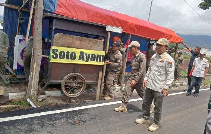 Satpol PP bersama Tim Gabungan Kembali Lakukan Penertiban PKL di Jalan Sultan Agung, Kota Batu