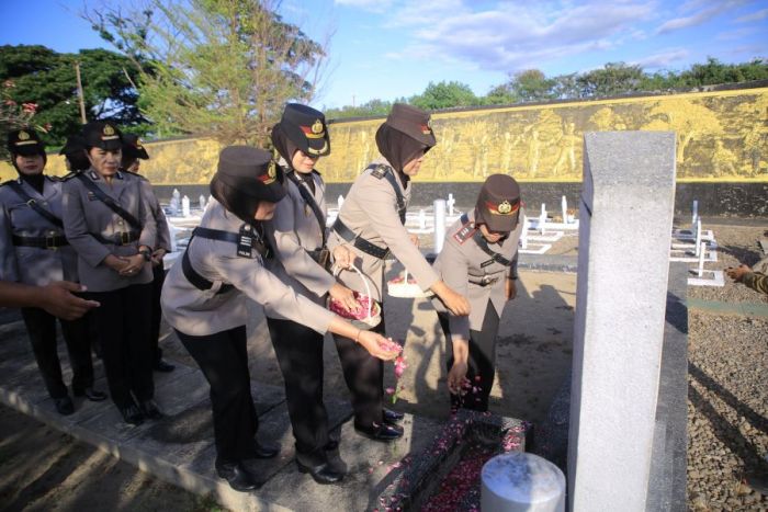 Hari Jadi ke-77, Polwan Polres Madiun Tabur Bunga di TMP Hari Jadi ke-77, Polwan Polres Madiun Tabur Bunga di TMP