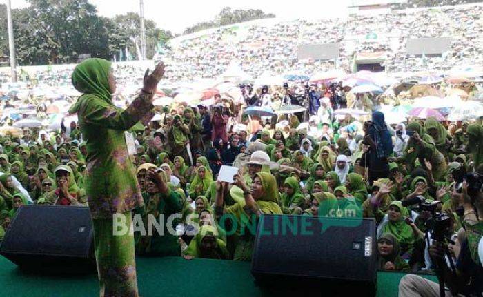 Suara Mensos Khofifah Merdu, Nyanyi Sholatun Bisalamin Mubin di Harlah Muslimat NU