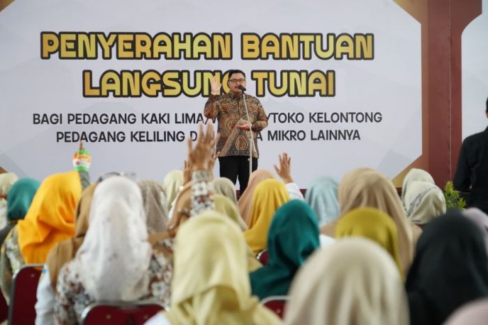 Ratusan Guru Non ASN di Kediri Terima Bantuan Modal Usaha dari Bupati Dhito Ratusan Guru Non ASN di Kediri Terima Bantuan Modal Usaha dari Bupati Dhito