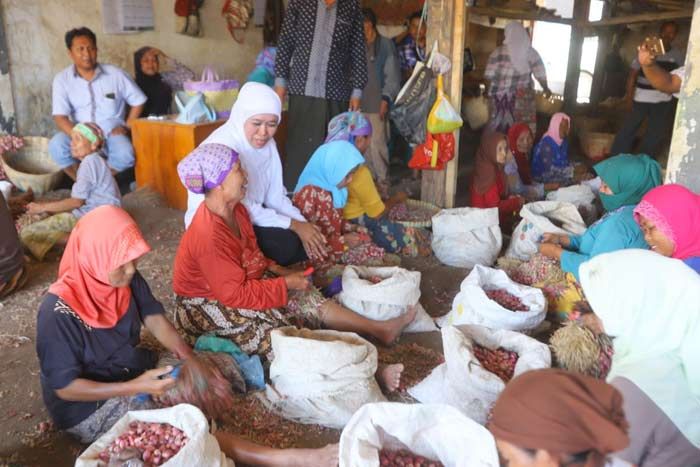 Ke Probolinggo, Warga Pasar Berduyun-duyun Beri Dukungan untuk Khofifah