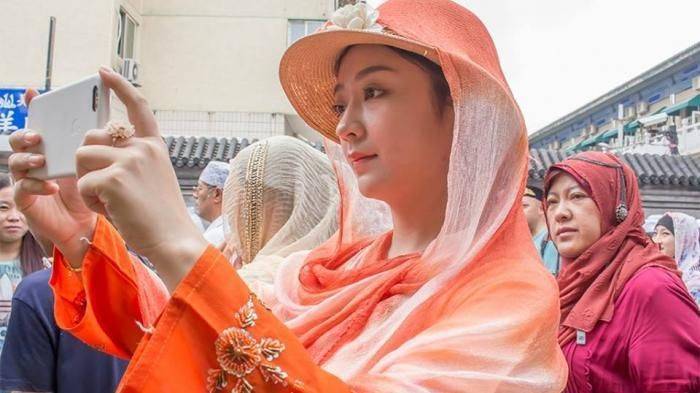 Berbusana Muslimah, Remaja China Makin Cantik, Islam Jadi Tren Agama Anak Muda