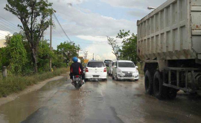 Jalan Daendels Belepotan Lumpur Limbah Galian, Banyak Pengguna Jalan Tergelincir