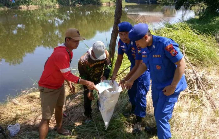 Gandeng Masyarakat, Satpolairud Polresta Sidoarjo Bersihkan Sampah di Kawasan Pesisir