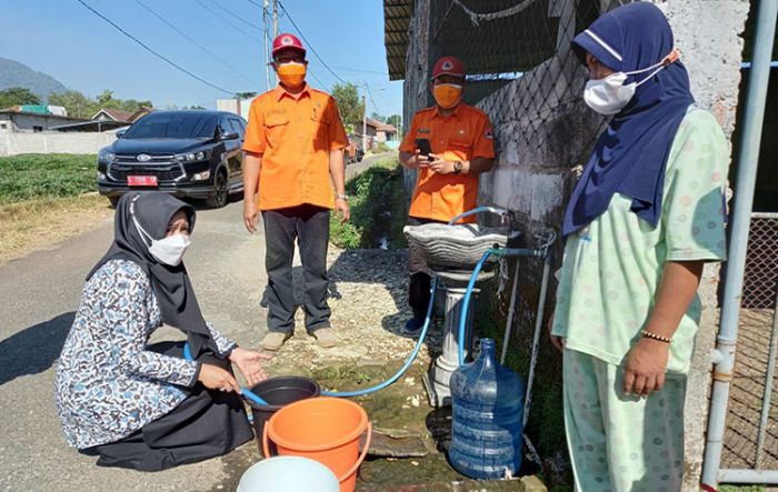 Bupati Ikfina Pimpin Distribusi Air Bersih untuk Desa Duyung Trawas