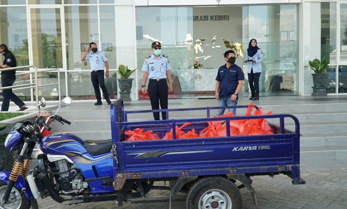 Dukung Tenaga Kesehatan, Imigrasi Kediri Salurkan Bantuan Hazmat dan Sembako Dukung Tenaga Kesehatan, Imigrasi Kediri Salurkan Bantuan Hazmat dan Sembako