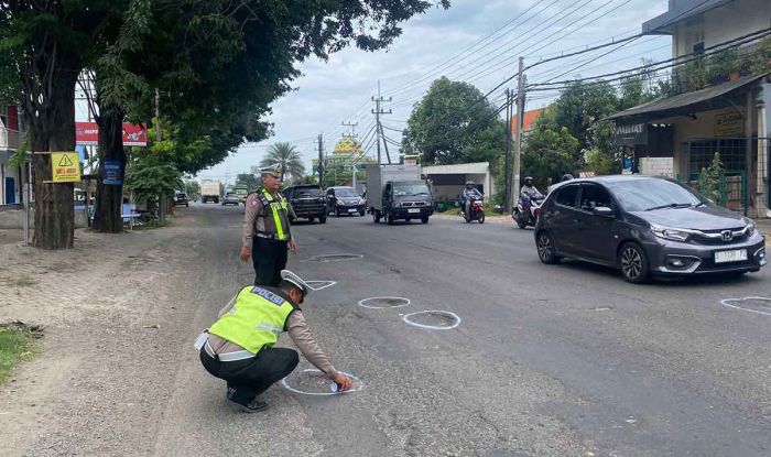 Hari ke-2 Operasi Keselamatan Semeru 2025, Polisi di Sidoarjo Beri Tanda Jalan Berlubang