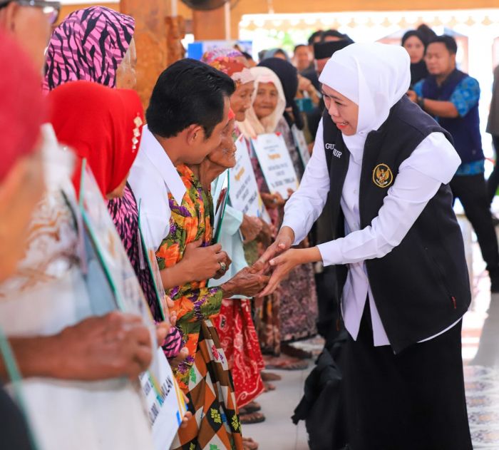 Gubernur Jatim Salurkan Bansos Rp10,2 M, Tekan Kemiskinan dan Berdayakan Ekonomi Warga Probolinggo Gubernur Jatim Salurkan Bansos Rp10,2 M, Tekan Kemiskinan dan Berdayakan Ekonomi Warga Probolinggo