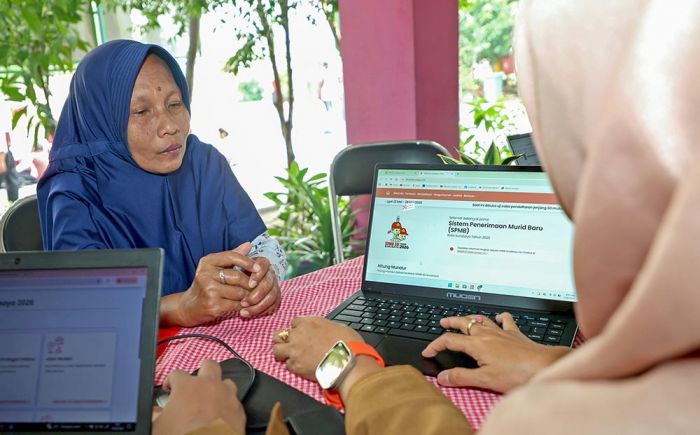 Masa Uji Coba SPMB Surabaya, Ribuan Orang Tua Murid Manfaatkan Posko Dispendik