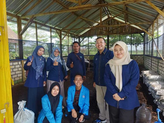 Tim Pengabdian Masyarakat Unirow Tuban Beri Pelatihan Desain Kemasan Pupuk Kascing di Desa Ngawun Tim Pengabdian Masyarakat Unirow Tuban Beri Pelatihan Desain Kemasan Pupuk Kascing di Desa Ngawun