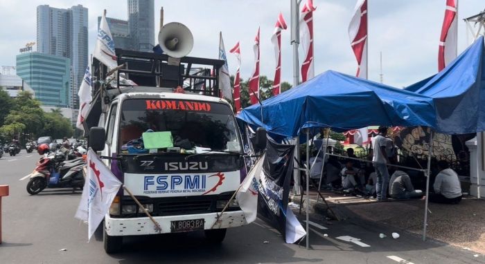 Ratusan Karyawan PT Pakerin Geruduk Grahadi, Tuntut Pembayaran Gaji