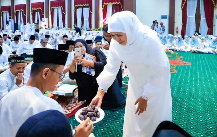 Gubernur Khofifah Ajak Komunitas Tuli Khotmil Quran di Gedung Negara Grahadi Surabaya