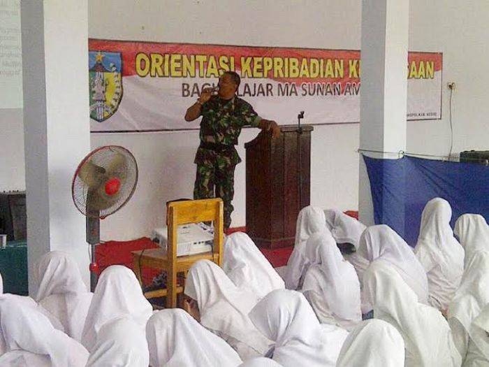 Danramil Beri “Orientasi Kepribadian Kebangsaan” di MA Sunan Ampel Pare Kediri