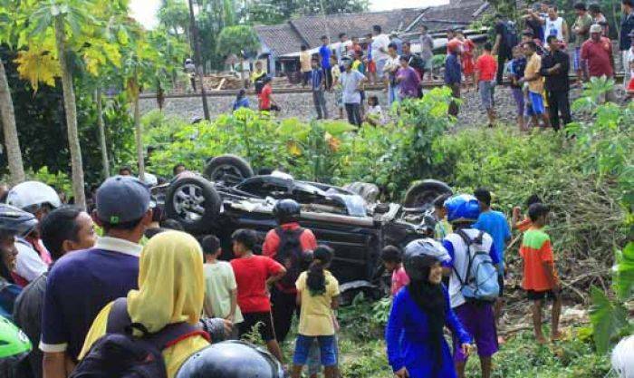 Mobil Diterjang KA, Pria di Blitar Naik Becak Sendiri ke Rumah Sakit