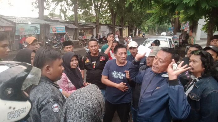 Ketua GRIB Jaya Probolinggo Datangi Lokasi Warung yang Hendak Dibongkar di Tanah Milik Pemprov Ketua GRIB Jaya Probolinggo Datangi Lokasi Warung yang Hendak Dibongkar di Tanah Milik Pemprov