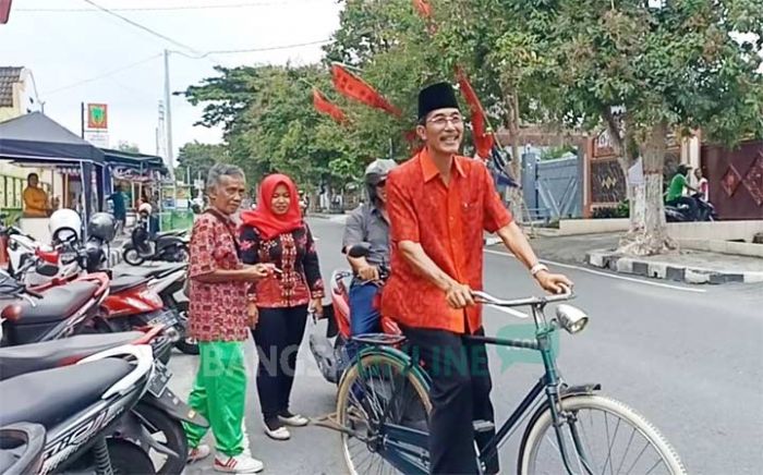 Kader PDIP Kota Blitar Bersepeda Ontel Daftar Jadi Calon Wawali