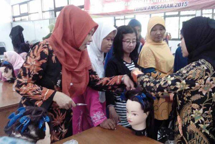 Ibu-Ibu di Gresik Dilatih Potong Rambut Untuk Tambah Penghasilan