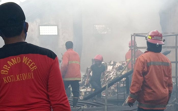 Rumahnya Dilalap Si Jago Merah, Warga Wates Kediri Merugi Rp500 Juta