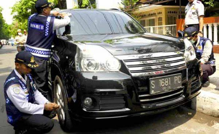 Parkir Sembarangan, 58 Mobil di Dharmawangsa Surabaya Ditilang dan Digembosi