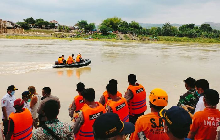 Perahu Penyeberangan Sarat Penumpang Tenggelam di Bengawan Solo Bojonegoro, 4 Dilaporkan Hilang