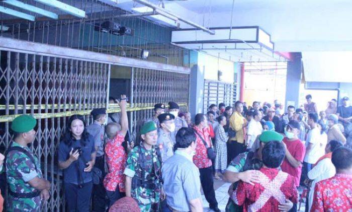 Pedagang Ngotot Masuk Lokasi Kebakaran Pasar Legi 