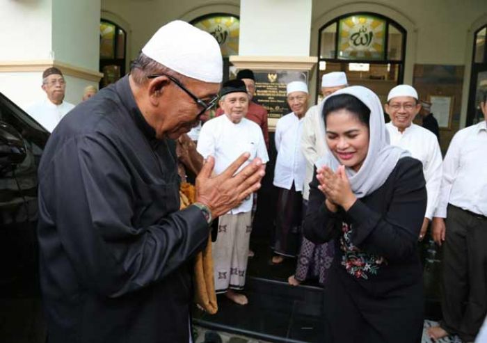 Usai Sholat Subuh, Puti Guntur Bertemu Mantan Gubernur Imam Utomo