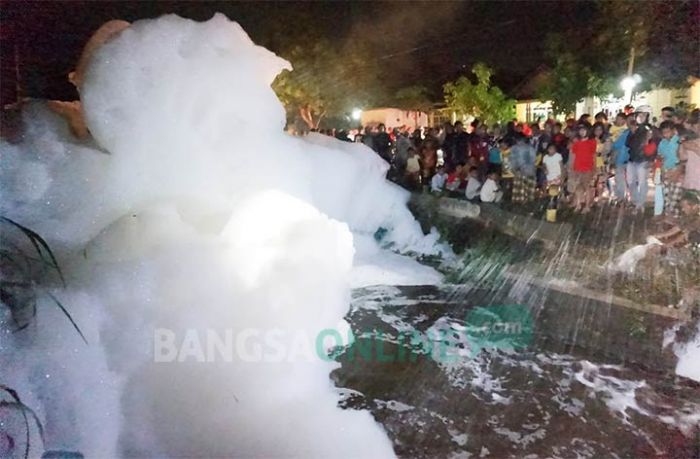 Sungai di Jombang Mendadak Dipenuhi Busa Setinggi 5 Meter dan Sepanjang 100 Meter